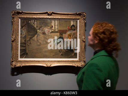 National Gallery, Londres, Royaume-Uni. 18 sep 2017, Degas. Oeuvres de la Burrell Collection à Glasgow rendez-vous à l'affiche au Musée des beaux-arts à partir du 20 septembre 2017 - 7 mai 2018. magnat du transport maritime sir William burrell doué sa grande collection d'art, y compris l'une des plus belles collections de pastels de Degas dans le monde, de la ville de Glasgow en 1944. hilaire-germain-Edgar Degas. la répétition, à propos de 1874. la Burrell Collection musées de Glasgow, Glasgow. collection. vu par un membre du personnel de la galerie. crédit : Malcolm park/Alamy live news. Banque D'Images