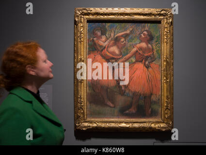National Gallery, Londres, Royaume-Uni. 18 sep 2017, Degas. Oeuvres de la Burrell Collection à Glasgow rendez-vous à l'affiche au Musée des beaux-arts à partir du 20 septembre 2017 - 7 mai 2018. magnat du transport maritime sir William burrell doué sa grande collection d'art, y compris l'une des plus belles collections de pastels de Degas dans le monde, de la ville de Glasgow en 1944. hilaire-germain-Edgar Degas. photo : le ballet rouge jupes, vers 1900. la Burrell Collection musées de Glasgow, Glasgow. collection. vu par un membre du personnel de la galerie. crédit : Malcolm park/Alamy live news. Banque D'Images