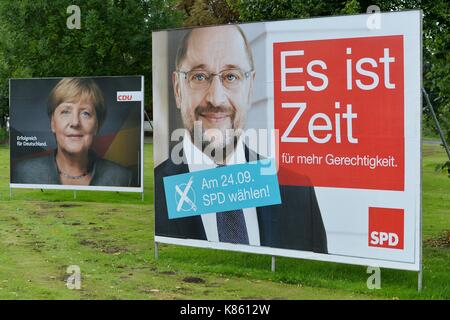 Osterode am Harz, Allemagne. 15 sep, 2017. Des affiches électorales pour les élections au Bundestag, Allemagne, ville d'Osterode, 15.septembre 2017. crédit : Frank may | utilisée dans le monde entier/dpa/Alamy live news Banque D'Images