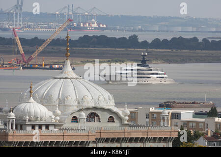 Gravesend, Kent, Royaume-Uni. 18 Sep, 2017. Kismet Superyacht à Gravesend dernière photo ce matin sur son chemin à Londres. Le navire est administré par le milliardaire Shaheed Khan. L'homme d'affaires est également propriétaire de la Jacksonville Jaguars NFL team et apporte le yacht dans Londres à l'occasion de jouer à Wembley. Ils joueront le 24 septembre. Crédit : Rob Powell/Alamy Live News Banque D'Images