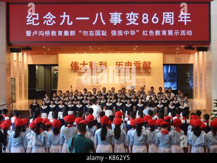 (170918) -- Beijing, sept. 18, 2017 (Xinhua) -- les élèves de l'école dacheng chanter une chanson lors d'une cérémonie pour marquer le 86e anniversaire de la 'septembre 18 incident" au musée de la guerre de résistance du peuple chinois contre l'agression japonaise à Beijing, capitale de la Chine, sept. 18, 2017. Le 18 septembre 1931, l'armée de kwantung japonais stationnés dans le nord-est de la Chine ont détruit une section de la voie ferrée près de liutiaohu puis accusé à tort l'armée chinoise d'avoir causé l'explosion. En utilisant ce prétexte, les Japonais puis bombardé shenyang et a commencé l'invasion de la Chine du Nord-Est. (Xi Banque D'Images