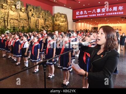 (170918) -- Beijing, sept. 18, 2017 (Xinhua) -- 6 hangjin north zheng (1er r, avant), directeur de l'étudiant centre du pont marco polo education group, amène les élèves à faire un vœu solennel lors d'une cérémonie pour marquer le 86e anniversaire de la 'septembre 18 incident" au musée de la guerre de résistance du peuple chinois contre l'agression japonaise à Beijing, capitale de la Chine, sept. 18, 2017. Le 18 septembre 1931, l'armée de kwantung japonais stationnés dans le nord-est de la Chine ont détruit une section de la voie ferrée près de liutiaohu puis accusé à tort l'armée chinoise d'avoir causé l'explosion. Banque D'Images