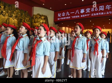 (170918) -- Beijing, sept. 18, 2017 (Xinhua) -- les élèves de chanter une chanson à l'occasion d'une cérémonie pour marquer le 86e anniversaire de la 'septembre 18 incident" au musée de la guerre de résistance du peuple chinois contre l'agression japonaise à Beijing, capitale de la Chine, sept. 18, 2017. Le 18 septembre 1931, l'armée de kwantung japonais stationnés dans le nord-est de la Chine ont détruit une section de la voie ferrée près de liutiaohu puis accusé à tort l'armée chinoise d'avoir causé l'explosion. En utilisant ce prétexte, les Japonais puis bombardé shenyang et a commencé l'invasion de la Chine du Nord-Est. (Xinhua/luo xiaoguang) (r Banque D'Images