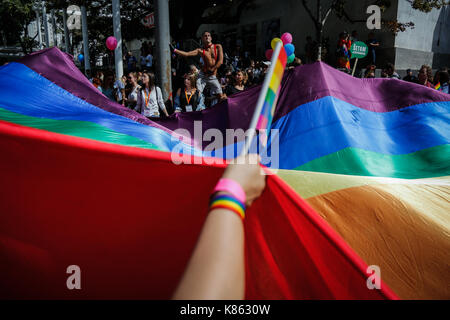 Les participants sont considérés tenant un grand drapeau LGBT tout en se déplaçant dans la rue pendant la Gay Pride de Belgrade. Gay Pride en Serbie a eu lieu depuis 2001, et cet événement est le quatrième d'une ligne qui va sans problèmes comme un grand politiciens serbes récents y compris le premier ministre Ana Brnabi ? Et maire de Belgrade Siniša Mali. a commencé à soutenir la parade Gay et de la communauté LGBT. Le 17 septembre 2017 à Belgrade, Serbie. Banque D'Images
