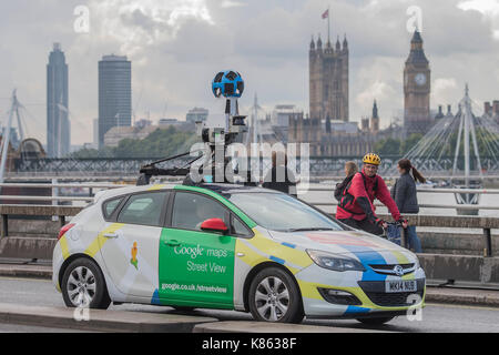 Londres, Royaume-Uni. 18 Sep, 2017. Une voiture de cartographie Google Street View passe au-dessus de Waterloo Bridge sur sa mission de fournir des images pour Google maps. Londres 18 Sep 2017 Crédit : Guy Bell/Alamy Live News Banque D'Images