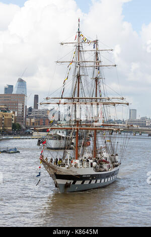 Londres, Royaume-Uni. 18 sep, 2017. Le stavros s niarchos, exploité par la Tall Ships youth trust (tsyt) avec de jeunes élèves à bord du HMS Belfast dernières voiles sur ce qui pourrait être sa dernière visite parce qu'elle a maintenant été mis en vente. stavros s niarchos est principalement conçu pour fournir aux jeunes l'occasion d'entreprendre des voyages que les exercices d'établissement de caractère. crédit : Vickie flores/Alamy live news Banque D'Images