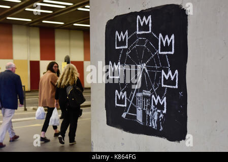 Londres, Royaume-Uni. 18 septembre 2017. Les membres du public Consultez l'un de deux nouvelles œuvres à l'extérieur de la barbacane par street artist Banksy. Les œuvres de l'artiste fin de référence Jean-Michel Basquiat, dont les propres œuvres figureront dans le prochain premier UK exposition à la galerie Barbican. Crédit : Stephen Chung / Alamy Live News Banque D'Images