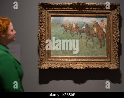 National Gallery, Londres, Royaume-Uni. 18 sep 2017, Degas. Oeuvres de la Burrell Collection à Glasgow rendez-vous à l'affiche au Musée des beaux-arts à partir du 20 septembre 2017 - 7 mai 2018. magnat du transport maritime sir William burrell doué sa grande collection d'art, y compris l'une des plus belles collections de pastels de Degas dans le monde, de la ville de Glasgow en 1944. hilaire-germain-Edgar Degas. photographie : un membre du personnel de la galerie vues jockeys dans la pluie, à propos de la Burrell Collection. 1883-6, Glasgow Glasgow museums. collection. crédit : Malcolm park/Alamy live news. Banque D'Images