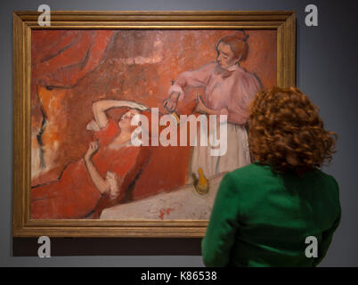 National Gallery, Londres, Royaume-Uni. 18 septembre, 2017. 13 pastels, trois dessins et quatre tableaux du burrell sont exposées au musée des beaux-arts aux côtés de peintures et dessins de la collection du musée. photo : un membre du personnel de la galerie vues hilaire-germain-Edgar Degas, peigner les cheveux, vers 1897. Musée des beaux-arts collection. crédit : Malcolm park/Alamy live news. Banque D'Images