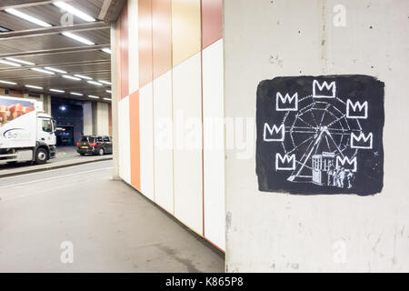 LONDRES, Royaume-Uni - 18 septembre 17 : l'une des deux nouvelles œuvres d'art de Bansky montre la roue de ferris avec des gens qui font la queue à une billetterie. Il est exposé par le tunnel de la rue Beech dans le Barbican pour promouvoir l'exposition prochaine du Centre Barbican par Jean-Michel Basquiat. Nouvelles en direct Fawcitt/Alamy. Banque D'Images