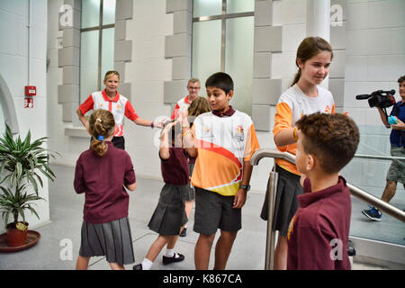 Gibraltar. 18 sep, 2017. le baton de Queens est arrivé le relais du rocher de Gibraltar. le dimanche. La direction a été prise aux écoles locales aujourd'hui lundi dans le cadre de la tournée qui verra une grande partie de la communauté qui va voir la direction prise par le biais du centre-ville mardi. crédit : Stephen ignacio/Alamy live news Banque D'Images