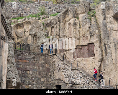 Le monastère de Geghard, Geghardavank, dans la gorge de la rivière Azat, l'un des nombreux sites classés au Patrimoine Mondial de l'UNESCO en Arménie, en partie creusée dans la falaise Banque D'Images
