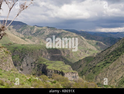 Le ravin garni avec la rivière Azat, panorama vue depuis le site de l'ancien temple, dans le village de Garni, Kotajk province, l'Arménie Banque D'Images