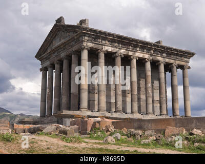 Le premier siècle après J.-C. Le temple gréco-romain au dieu soleil Mihr, à Garni, Kotajk province, l'Arménie, magnifiquement situé sur le bord d'une gorge Banque D'Images