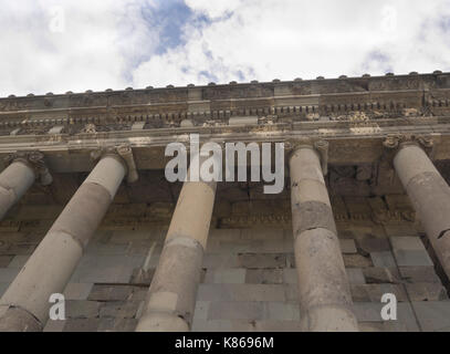 Le premier siècle après J.-C. Le temple gréco-romain au dieu soleil Mihr, à Garni, Kotajk province, l'Arménie, magnifiquement situé sur le bord d'une gorge Banque D'Images