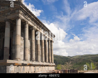 Le premier siècle après J.-C. Le temple gréco-romain au dieu soleil Mihr, à Garni, Kotajk province, l'Arménie, magnifiquement situé sur le bord d'une gorge Banque D'Images