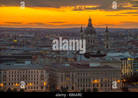 Budapest, Hongrie - lever du soleil doré sur Budapest avec la basilique Saint-Étienne Banque D'Images