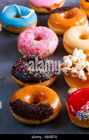 Des beignets sucrés sur fond noir en gris Banque D'Images