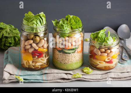 Salade de pâtes et de couscous végétalien dans des pots Mason avec haricots Légumes Banque D'Images