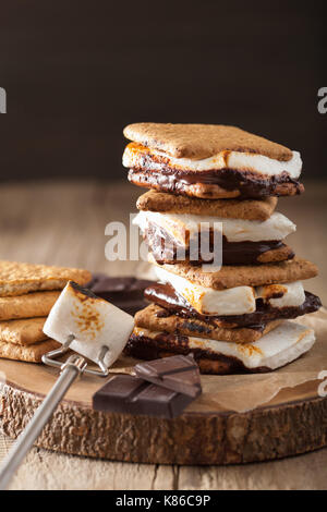 S'Mores guimauve fait maison avec du chocolat sur des craquelins Banque D'Images