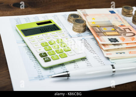Close-up of calculator avec de l'argent sur les feuille à 24 Banque D'Images