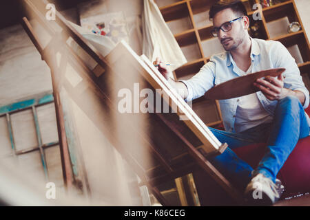 L'école d'art peinture artiste masculin avec de l'huile sur toile Banque D'Images