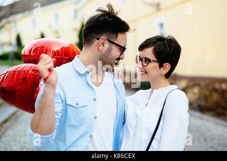 Couple in love holding red baloons cœur sur la Saint-Valentin Banque D'Images