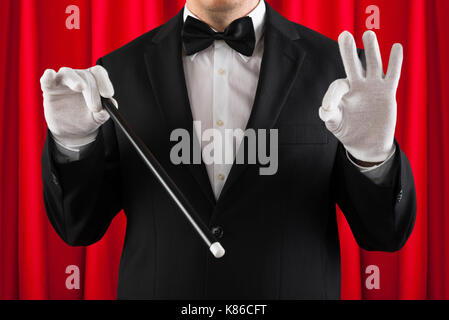 Magicien Close-up magie de scène avec Magic stick Banque D'Images