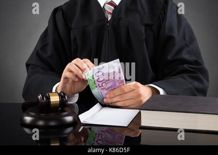 Close-up de juge comptant en euros dans la salle d'audience Banque D'Images