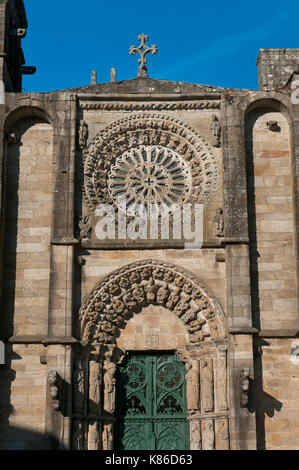 Eglise de San Martino (XVe siècle), porte et roseraie, Noia, province de la Coruna, région de Galice, Espagne, Europe Banque D'Images