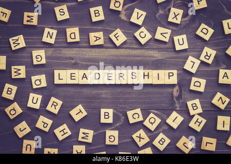 Mot leadership cale en bois sur la table de concept d'entreprise. Banque D'Images