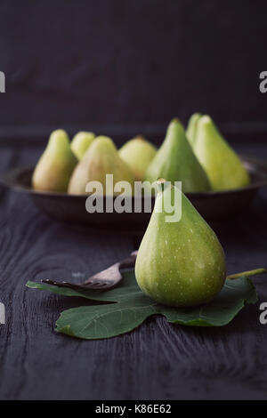Fresg figs sur bois. les fruits sur noir Banque D'Images