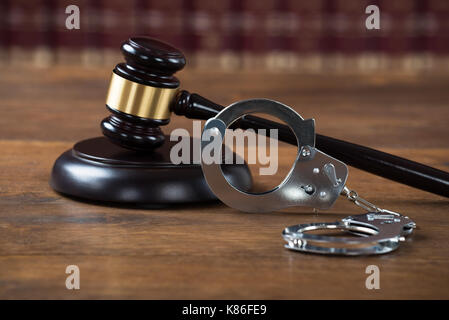 Portrait de maillet en bois et des menottes sur la table dans la salle d'audience Banque D'Images