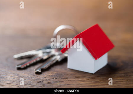 Gros plan du modèle de maison et des clés sur la table en bois Banque D'Images