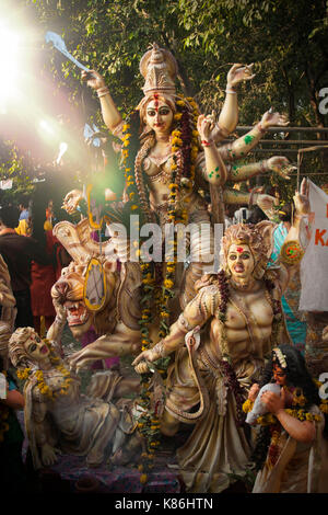 Adieu Durga Idol eau rivière Jamuna Visarjan Durga Pooja dassera Festival de Vijayadasami Banque D'Images