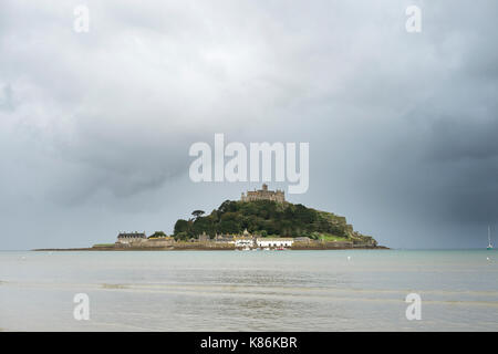 Un ciel d'automne orageux plane sur St Michael's Mount, marazion, Cornwall, uk Banque D'Images