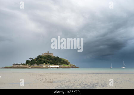 Un ciel d'automne orageux plane sur St Michael's Mount, marazion, Cornwall, uk Banque D'Images