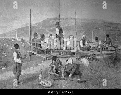 Un jardin cafe en Bosnie avec les visiteurs, seuls les hommes en costume, l'amélioration numérique woodprint reproduction d'un original du 19ème siècle Banque D'Images