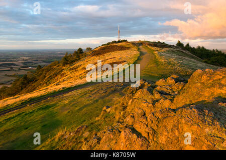 Coucher du soleil jette une lumière dorée sur le sommet de la Wrekin, Shropshire. Banque D'Images