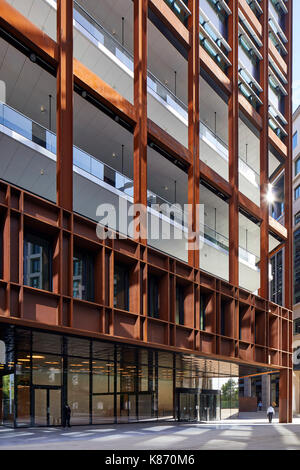 Entrée de la tour montrant la structure super poutres d'acier avec l'homme de marcher entre les colonnes. 4 Place St Pancras , Eric Parry Architectes. King's Cross Banque D'Images