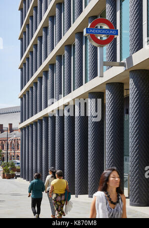 Entrée de la station de métro de St Pancras, avec les gens de marcher jusqu'à la colline. Offres et demandes de King's Cross, Londres, Royaume-Uni. Architecte : l'architecte divers Banque D'Images