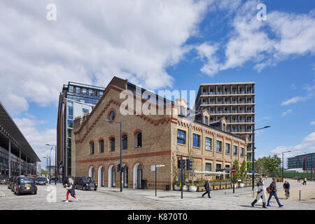 Le gymnase allemand et un carré, avec des gens Pancras à pied de la gare. David Chipperfield Architects. Offres et demandes de King's Cross, Londres, United Kingd Banque D'Images