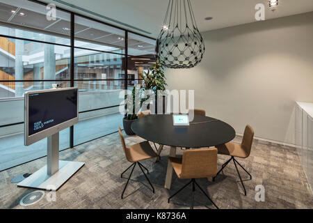 Petite salle de réunion. YOOX Net-A-Porter Bureaux, Londres, Royaume-Uni. Architecte : Grimshaw, 2017. Banque D'Images