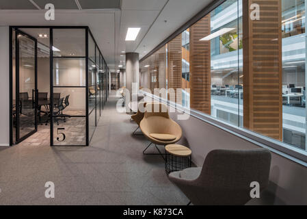 Concourse entre les salles de réunion et l'atrium. YOOX Net-A-Porter Bureaux, Londres, Royaume-Uni. Architecte : Grimshaw, 2017. Banque D'Images