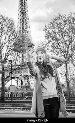 Escapades d'automne à Paris. souriante jeune femme élégante à Paris, France prise avec téléphone selfies Banque D'Images