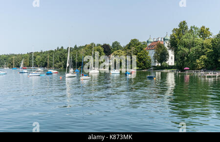 Bateaux à voile sur le Lac de Starnberg avec Château Ammerland Banque D'Images