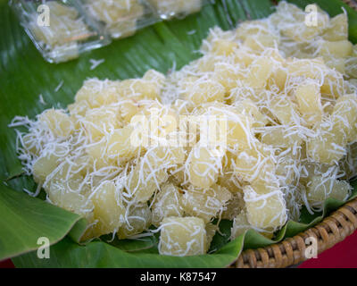 Gâteau de manioc à la vapeur, dessert traditionnel thaï Banque D'Images