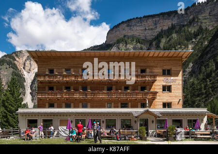 Le nord de l'Italie, les Dolomites, l'été. Le mountain guesthouse ou refuge Rifugio Pederü Tamersc en Val dai sur la longue distance à vélo Alta Via 1 Banque D'Images