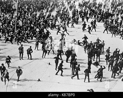 Pâques sanglantes à Dublin le 24 avril 1916. La police accuse les insurgés - 1916 Banque D'Images