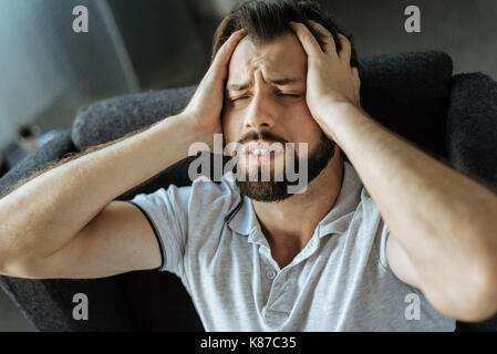 Triste homme désespéré souffrance Banque D'Images